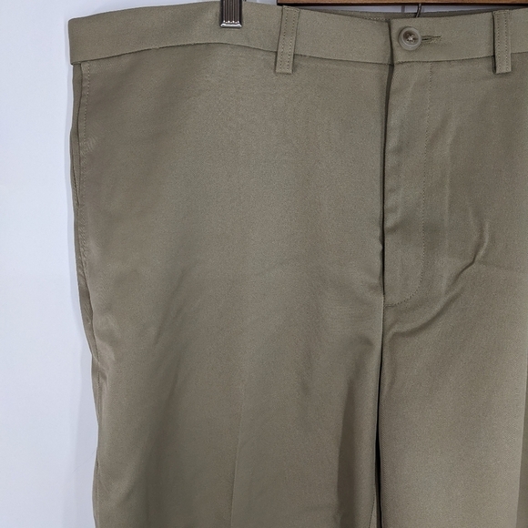 Men's HAGGAR Flat Front Shorts - Picture 2 of 7